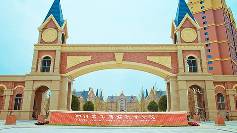 撰写邀约邮件时，要简洁明了地介绍自己、企业及邀约目的。以下是一些要点：